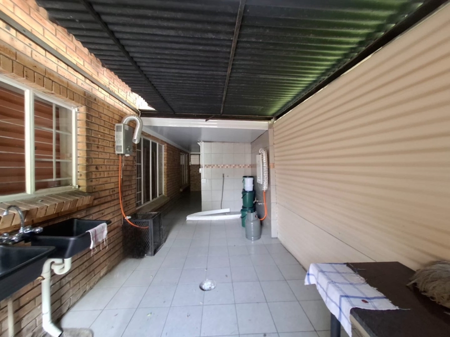 5 Bedroom Property for Sale in Oos Einde North West